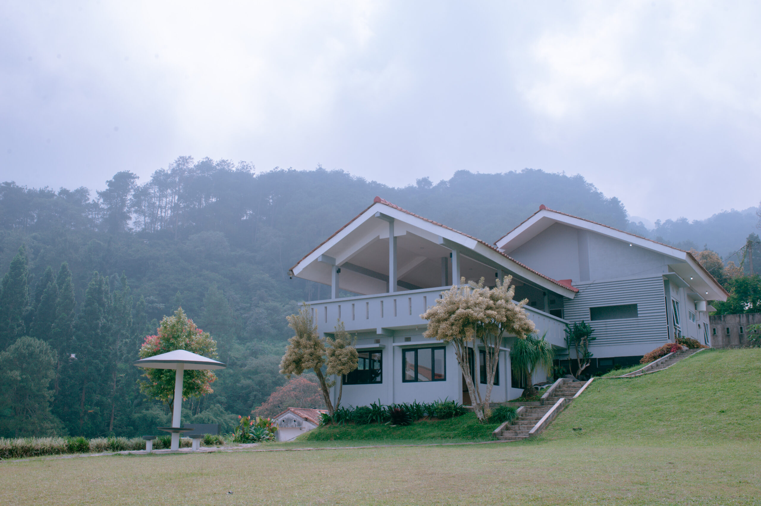 Mega Puncak Utama Tipe 5 Kamar Depan View